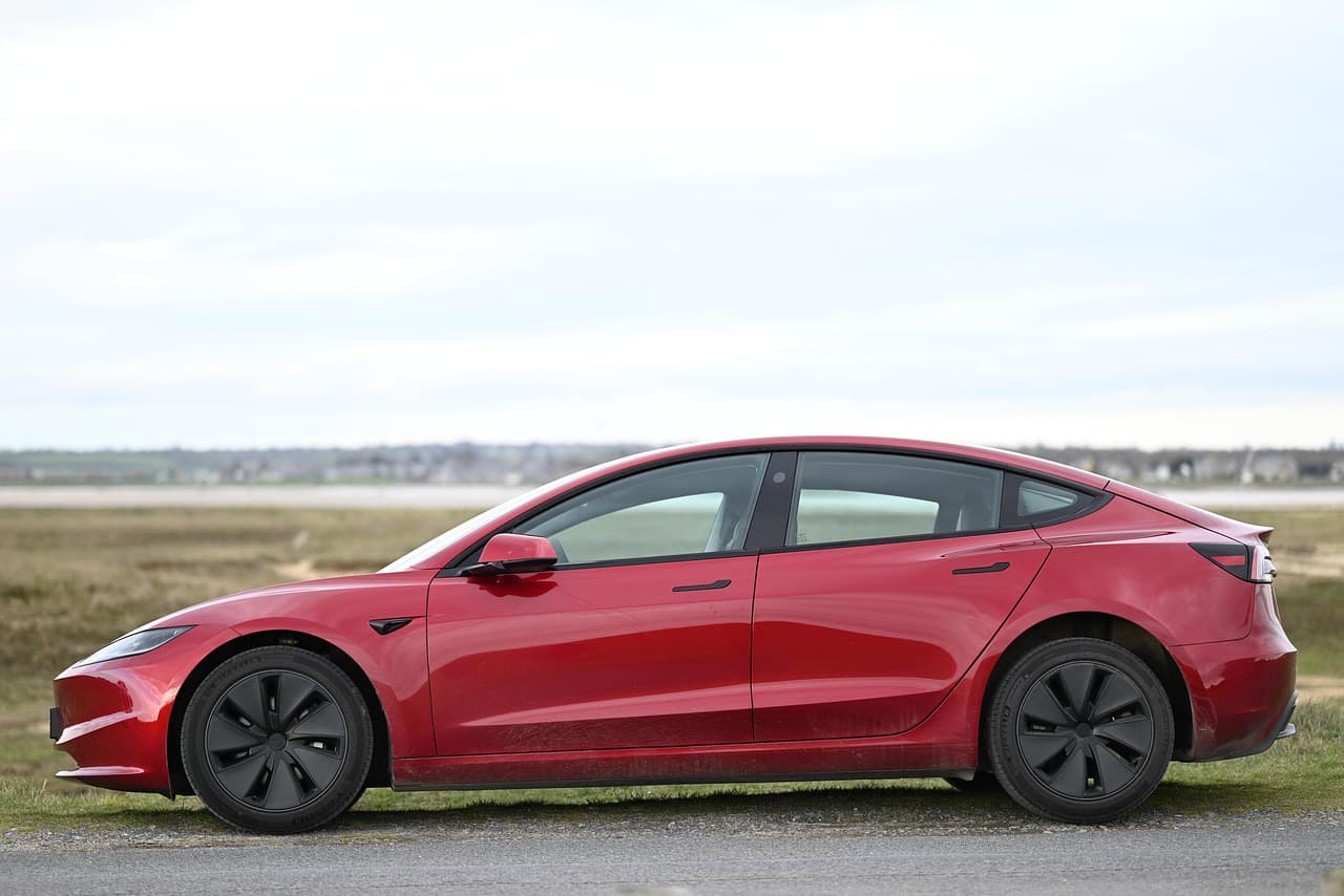 Rotes Elektroauto steht im Freien, Ansicht von der Seite